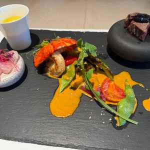 お肉も柔らかく、塩を付けて食べたり、伊勢海老の頭を使ったソースなどこだわりがありとても美味しかった。