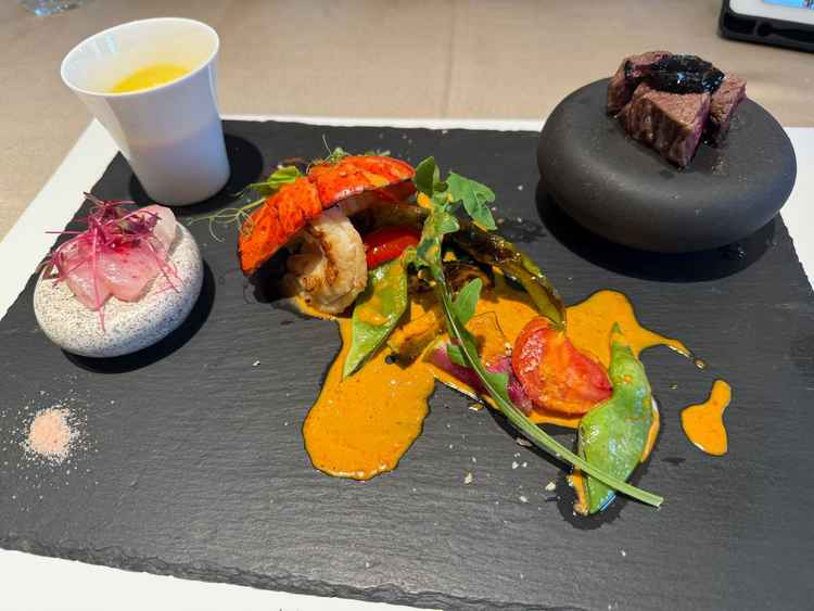 お肉も柔らかく、塩を付けて食べたり、伊勢海老の頭を使ったソースなどこだわりがありとても美味しかった。