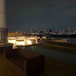 披露宴会場の外のプールです