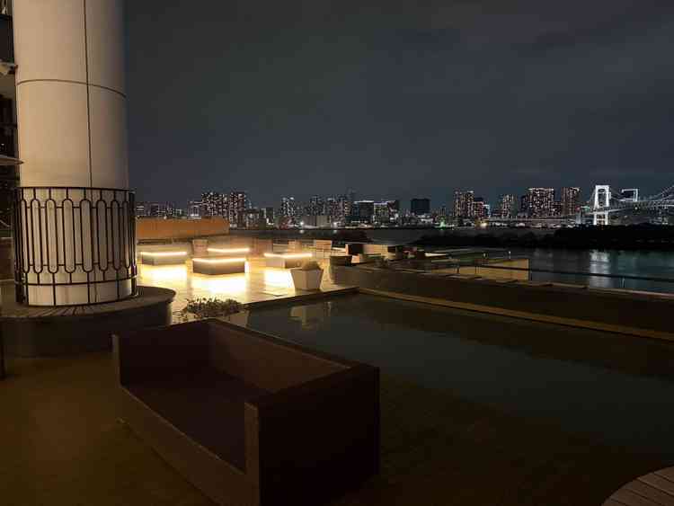 披露宴会場の外のプールです