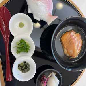 試食会で食べた鯛茶漬け。鯛茶漬けはもちろんのこと、お米と漬物も美味しい。米本来の味に甘みがある。