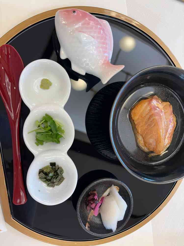 試食会で食べた鯛茶漬け。鯛茶漬けはもちろんのこと、お米と漬物も美味しい。米本来の味に甘みがある。