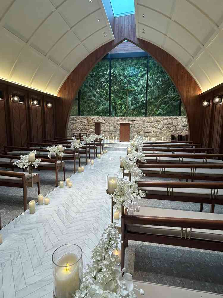 参列人数的に椅子を2列ずつ減らしてゆったりと座れるようにしたいなと思いました。サイドの装飾も変更可