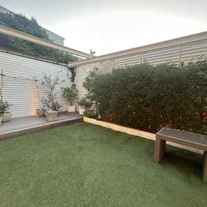 芝生でサッカーできそう。天候が悪くても屋根があったりします。