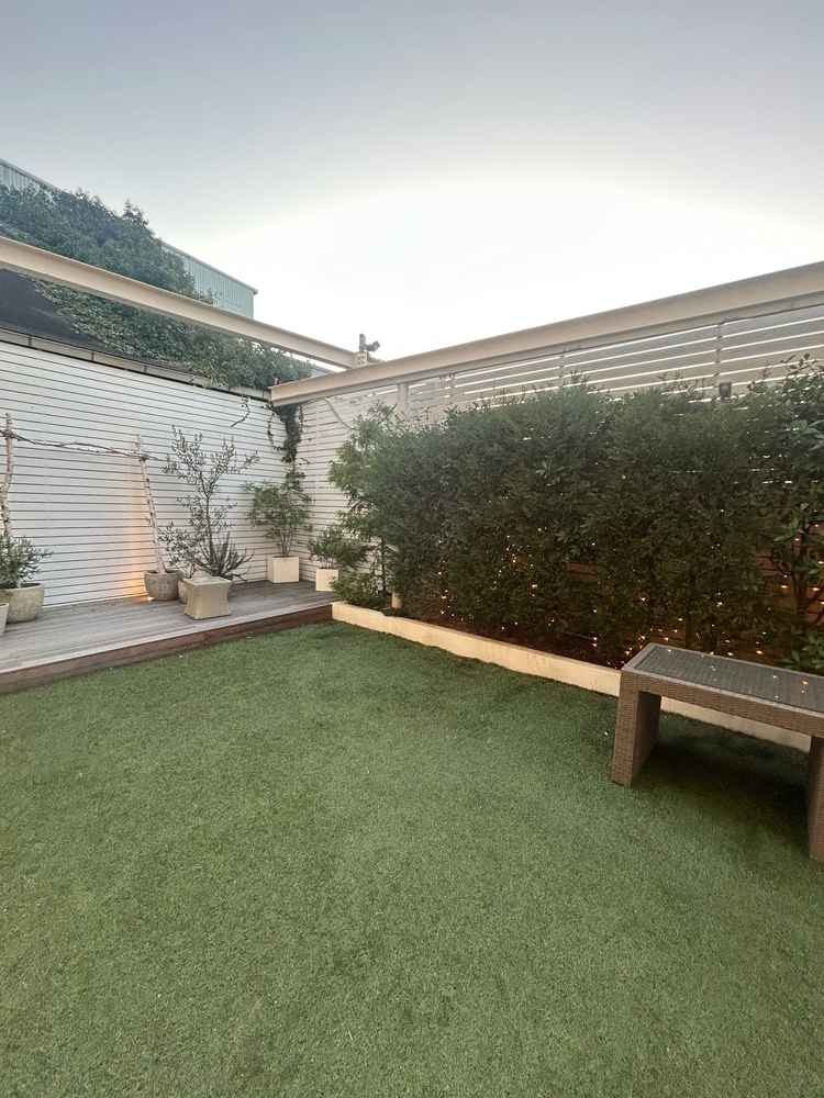 芝生でサッカーできそう。天候が悪くても屋根があったりします。