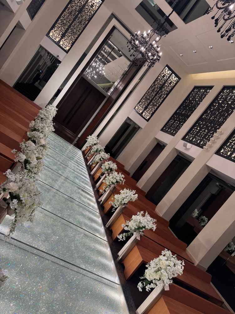 バージンロードがキラキラ光ってて、初めてこんな綺麗なチャペルを見ました