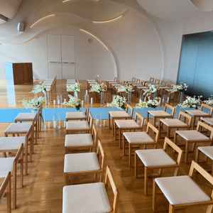 結婚式場です。木目の感じが良いです