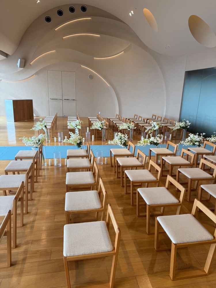 結婚式場です。木目の感じが良いです