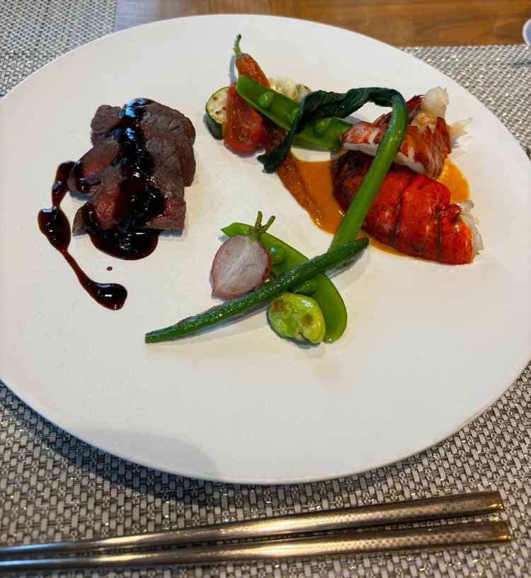 フルコースの試食がありました。エビと牛肉、どちらも美味しかったです。