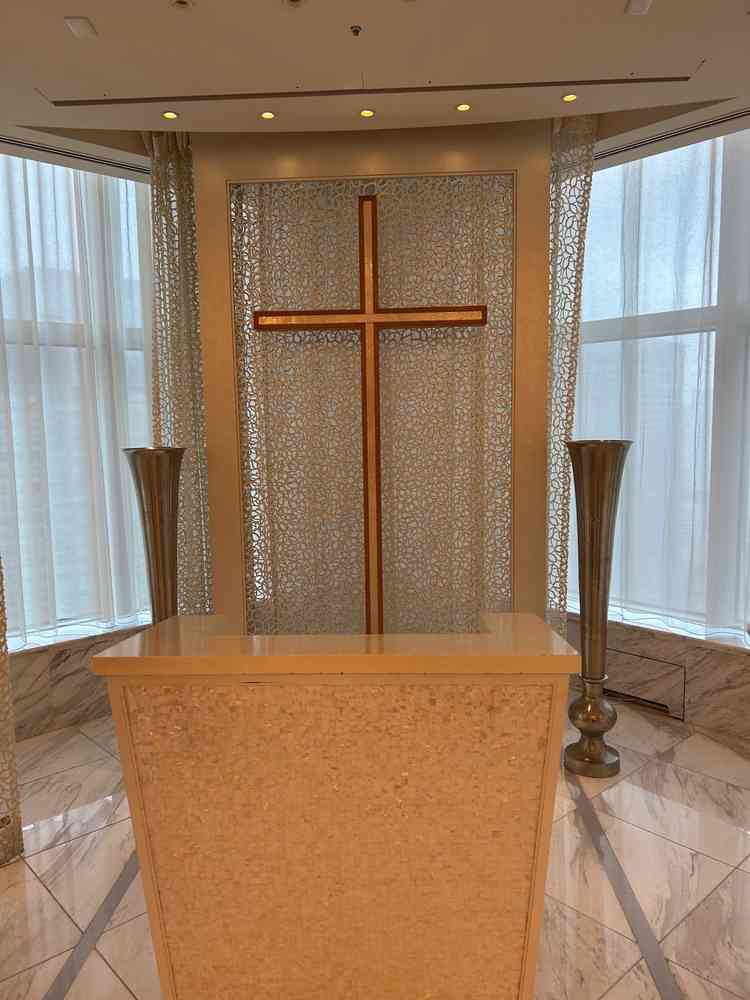 チャペル祭壇付近です。天気が良くなくても感じないため，どんな天候でも素敵な印象です。