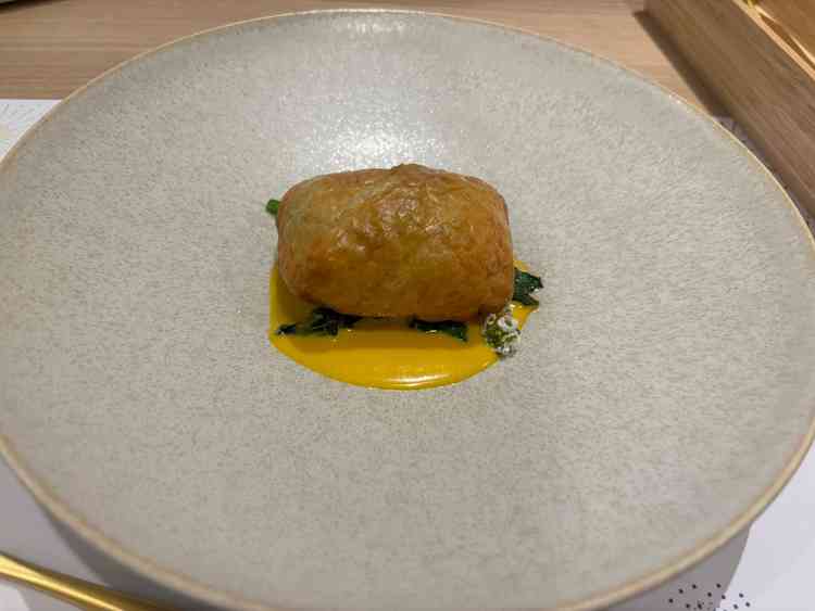 メイン料理の魚のパイ包み。とても美味しかった。