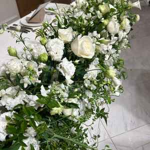 披露宴会場のお花は定額と伺ったので好きな花を装飾できそうでした。