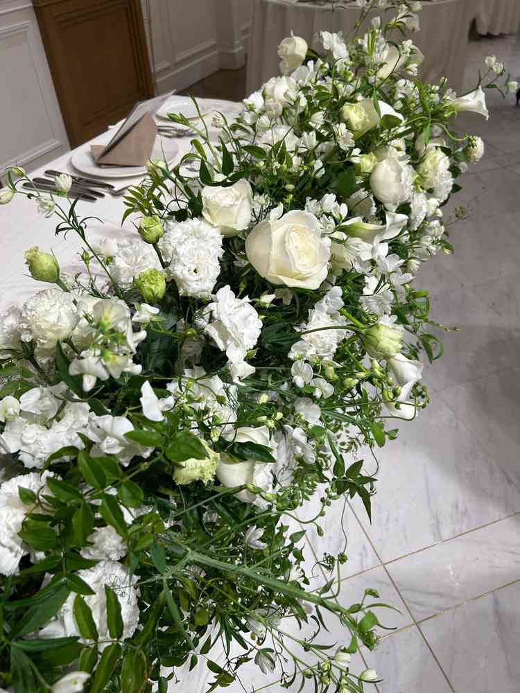 披露宴会場のお花は定額と伺ったので好きな花を装飾できそうでした。