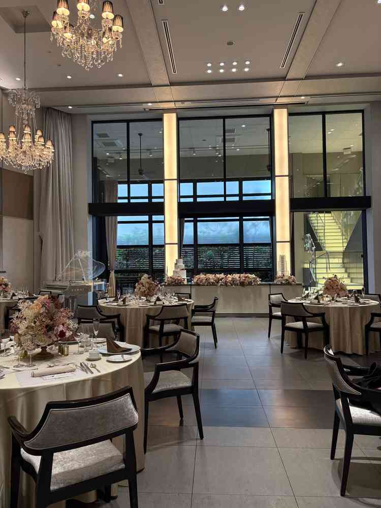 披露宴会場の天井が高く、落ち着ける空間でした。シャンデリアも綺麗でした。