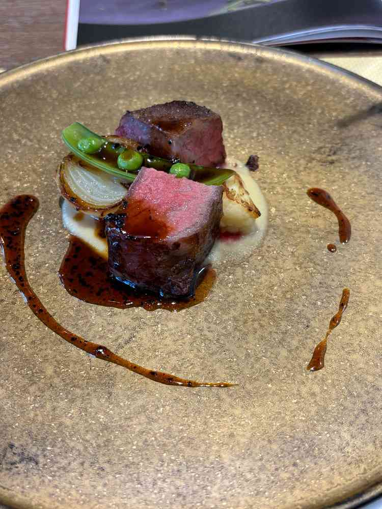 ロースのお肉。ジューシーでもありこってりしすぎずとても食べやすい。