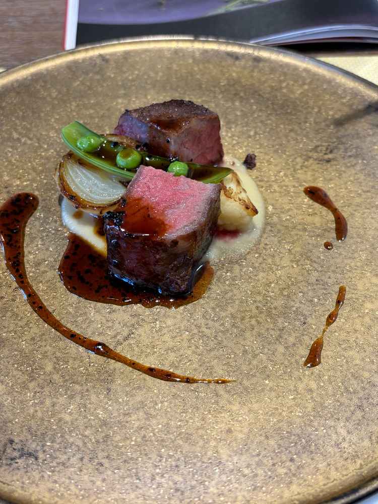 ロースのお肉。ジューシーでもありこってりしすぎずとても食べやすい。