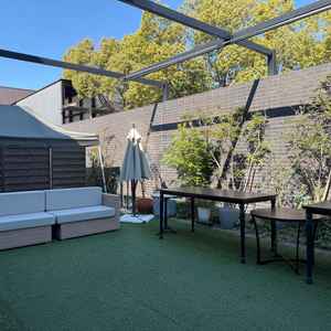 披露宴会場（カノビアーノ）のお庭です。チャペル前で本物の自然を見るだけに人工芝だけ惜しく感じました。