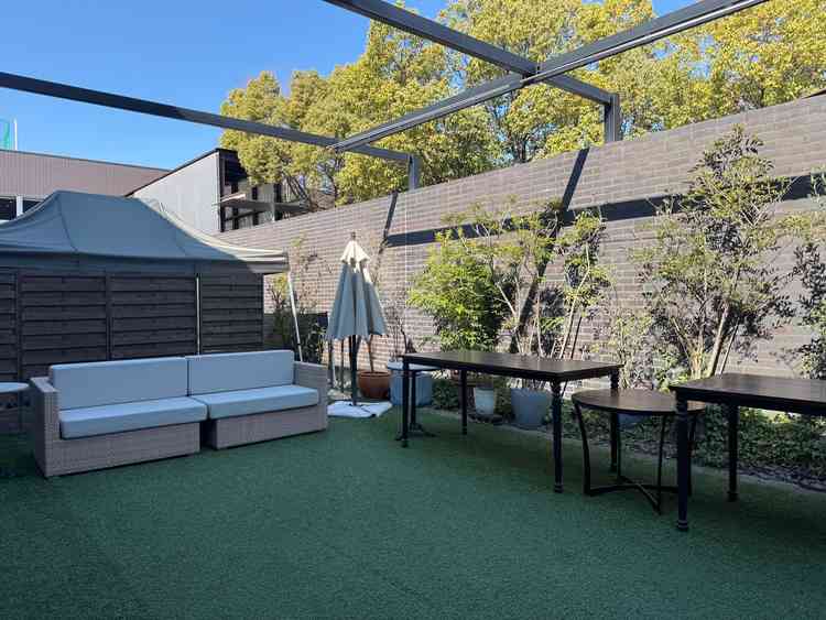 披露宴会場（カノビアーノ）のお庭です。チャペル前で本物の自然を見るだけに人工芝だけ惜しく感じました。