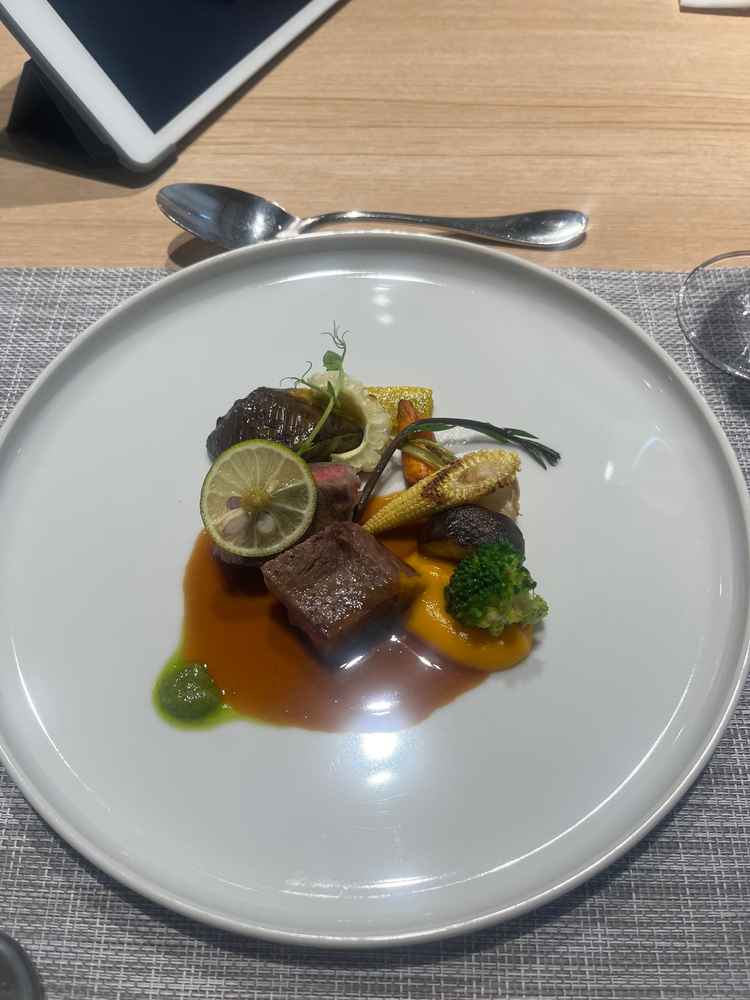 試食の肉料理です。夫婦で違う味付けで出してくださいました。