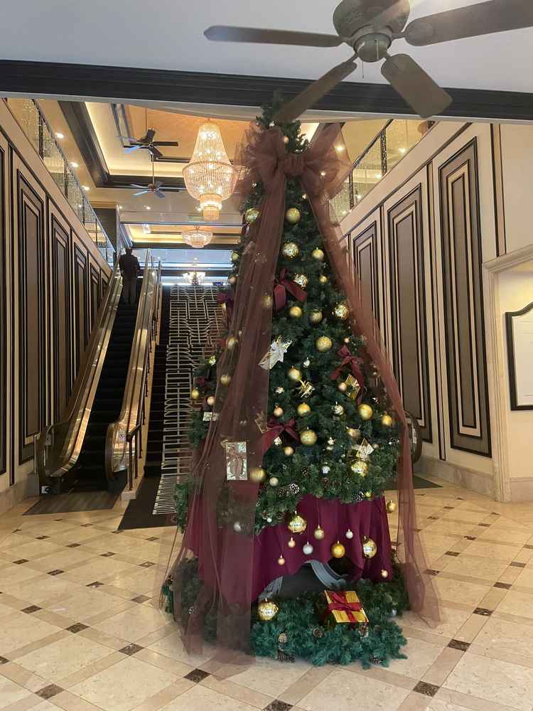 ロビーにある大きく広い階段で集合写真が可能