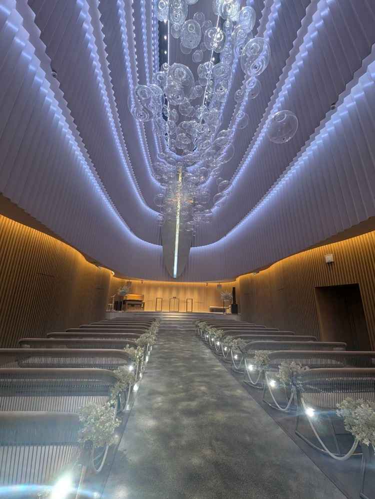 海の中をイメージしたチャペル