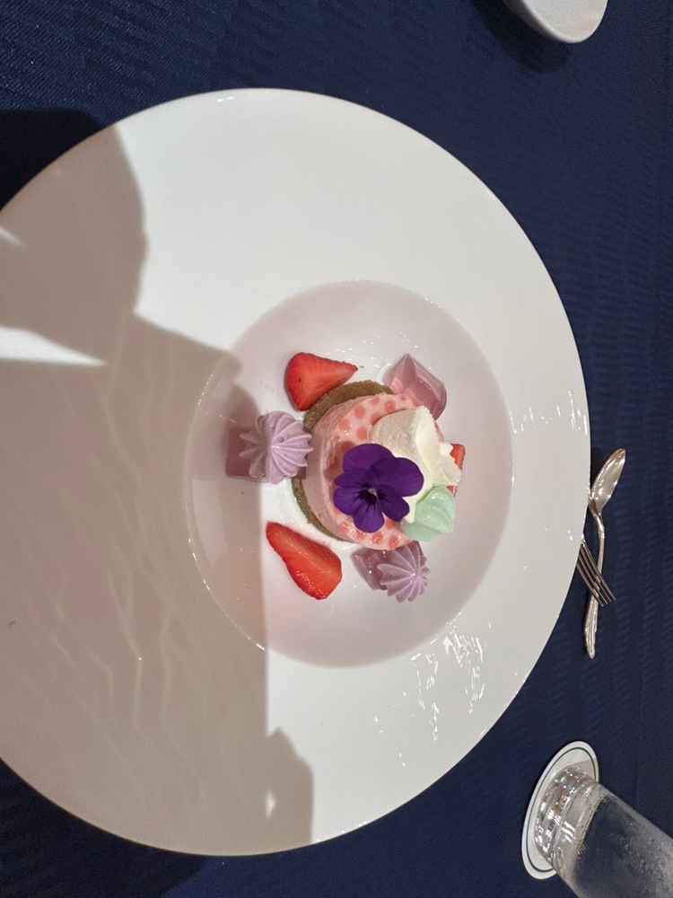 試食会だいたいたいちごとカシスのムース