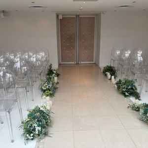 挙式会場の写真。バージンロードが短く造られており、正面からもゲスト全員を見渡せる温かな会場でした。