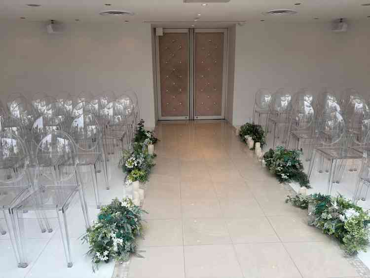 挙式会場の写真。バージンロードが短く造られており、正面からもゲスト全員を見渡せる温かな会場でした。