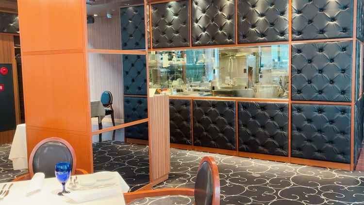 少人数だとレストランという選択肢もあり。厨房が見える形式となり、温かい美味しい料理をすぐに味わえる