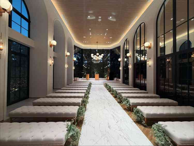 ルジャルダンヴェールのチャペル。外からの光がたくさん入るのと緑がたくさんで綺麗でした。