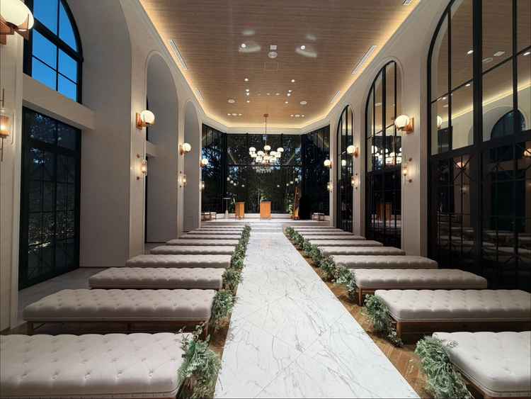 ルジャルダンヴェールのチャペル。外からの光がたくさん入るのと緑がたくさんで綺麗でした。