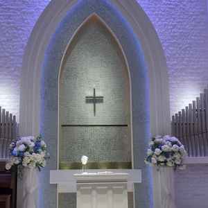 チャペルの写真。ブルーを基調としておりシンプルで素敵だった。ライトのカラーは変えられるとのことだった