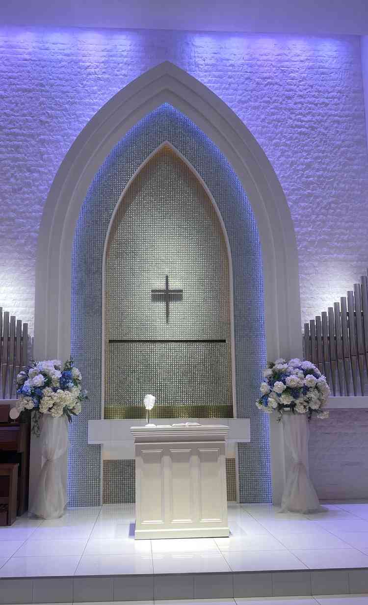 チャペルの写真。ブルーを基調としておりシンプルで素敵だった。ライトのカラーは変えられるとのことだった