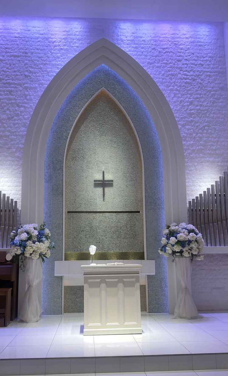 チャペルの写真。ブルーを基調としておりシンプルで素敵だった。ライトのカラーは変えられるとのことだった