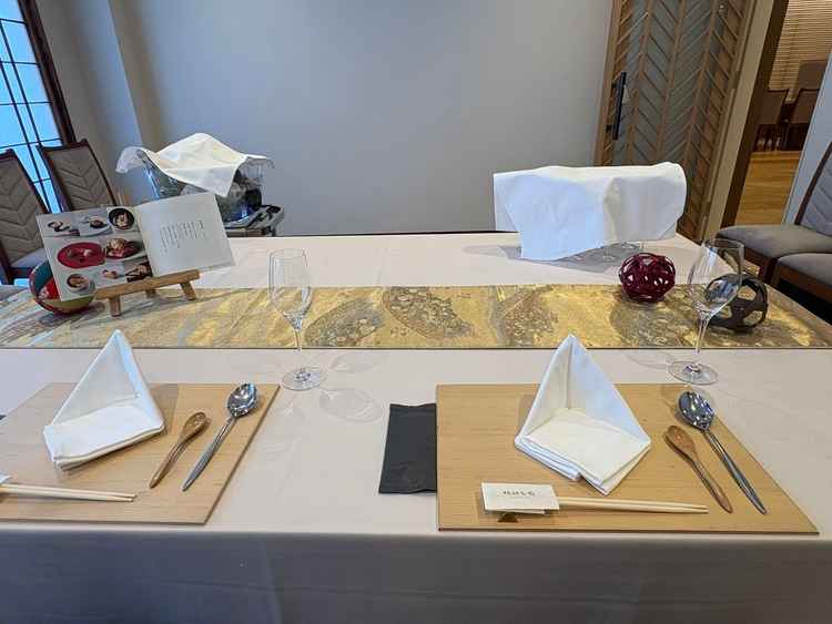 試食会場が個室で着物の帯でできたクロスが素敵でした。当日もこんなコーディネートにしてみたいです。