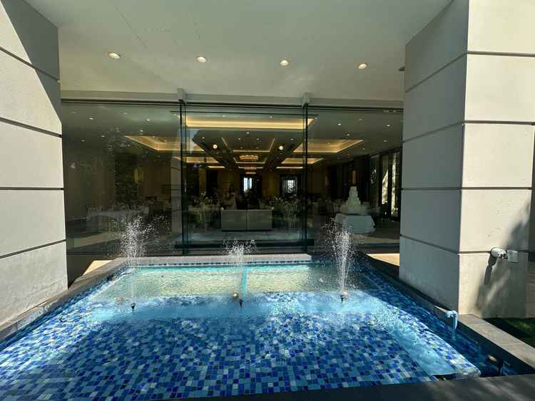 披露宴会場の庭園からの景色です。これは新郎新婦しか見れない目線です。