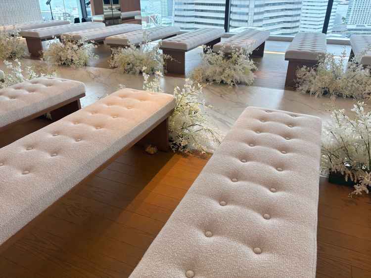 挙式会場内の椅子のレイアウトは変更可能。装飾は造花であるが気にならない。スタンダード料金内で対応可。
