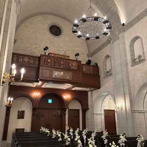 チャペル背面に聖歌隊がおり新郎新婦の写真に写りこまない配慮