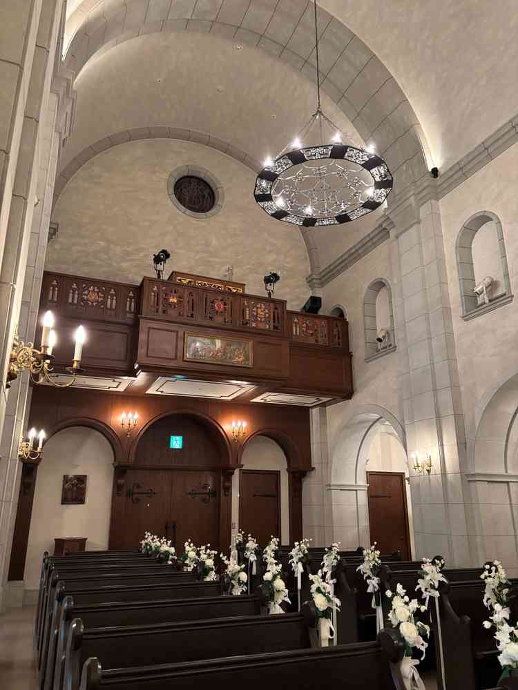 チャペル背面に聖歌隊がおり新郎新婦の写真に写りこまない配慮