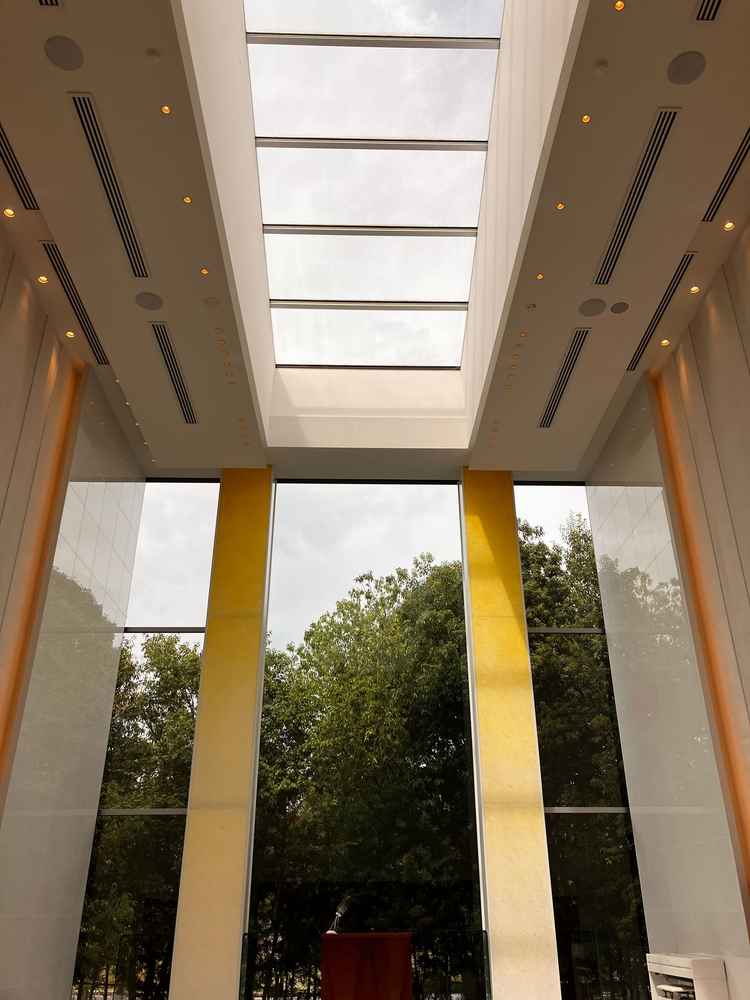 チャペルのお写真です。残念ながら天候が悪く曇り空ですが、それでも光が入ってきて明るい雰囲気でした。