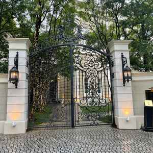 入口の大きな門。会場スタッフが2人待機しており、開閉してくれる。