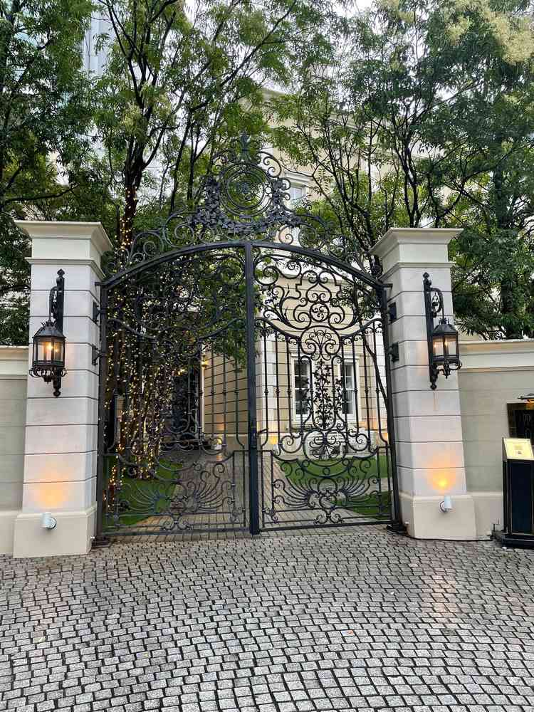 入口の大きな門。会場スタッフが2人待機しており、開閉してくれる。