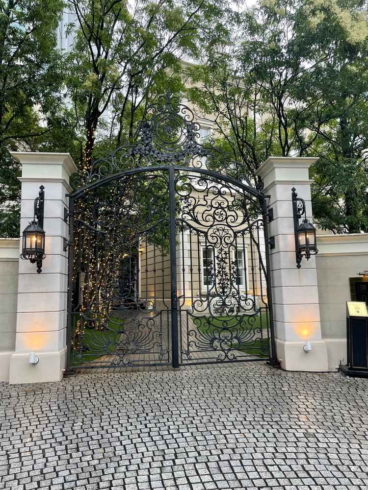 入口の大きな門。会場スタッフが2人待機しており、開閉してくれる。