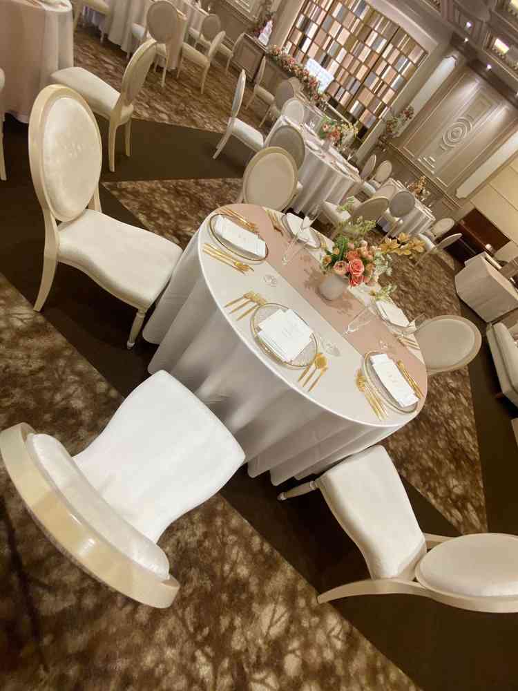 宴会場のテーブル。ゴールドのカトラリーがとてもオシャレでした。シルバーとゴールド選べるのも嬉しい！
