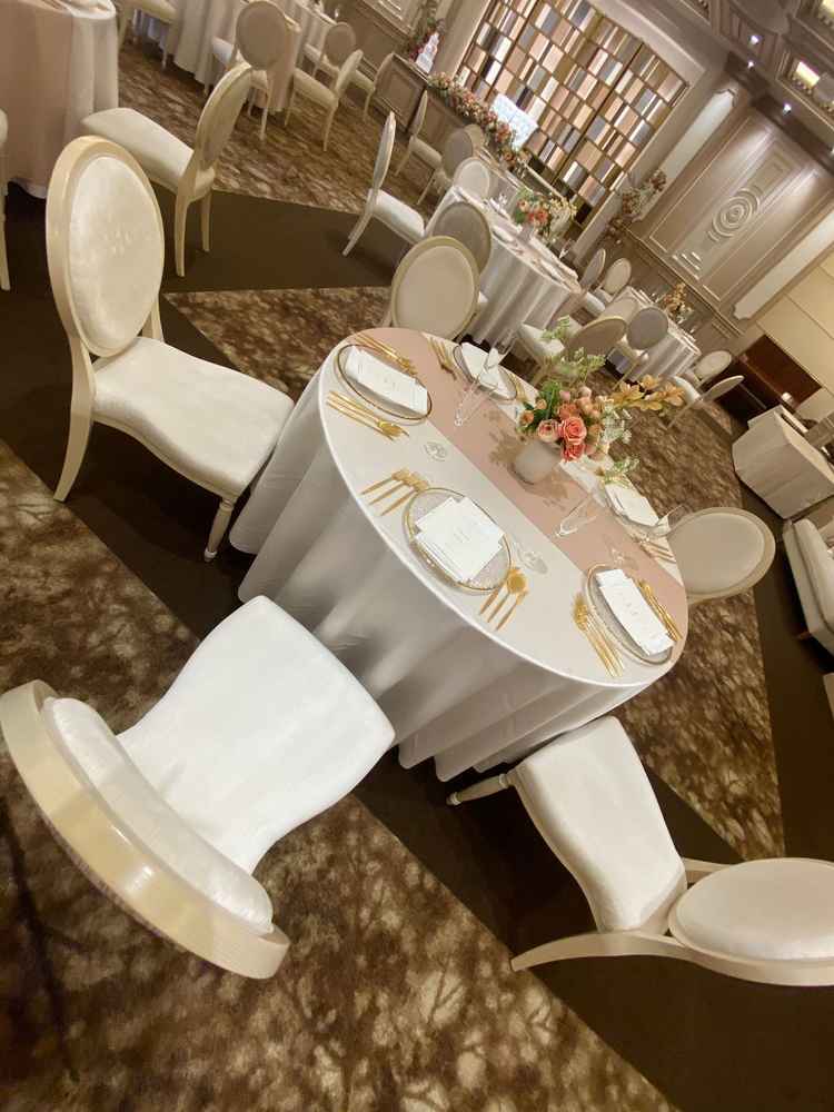 宴会場のテーブル。ゴールドのカトラリーがとてもオシャレでした。シルバーとゴールド選べるのも嬉しい！