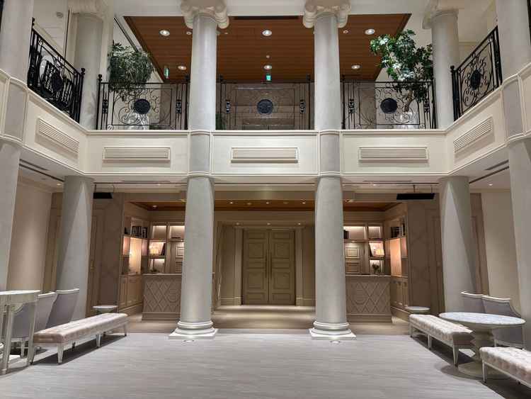 エントランスはとても広く、天井も2階まで吹き抜けで開放感がありました。