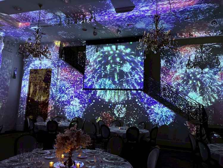 他ではあまり見ないプロジェクションマッピングを使った演出。一面鏡張りの壁に映った映像は幻想的でした。