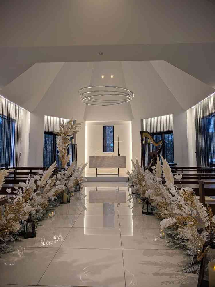 背が高い、開放感のあるチャペルです。大きすぎず、小さすぎずで、光の入り具合が素晴らしかったです。