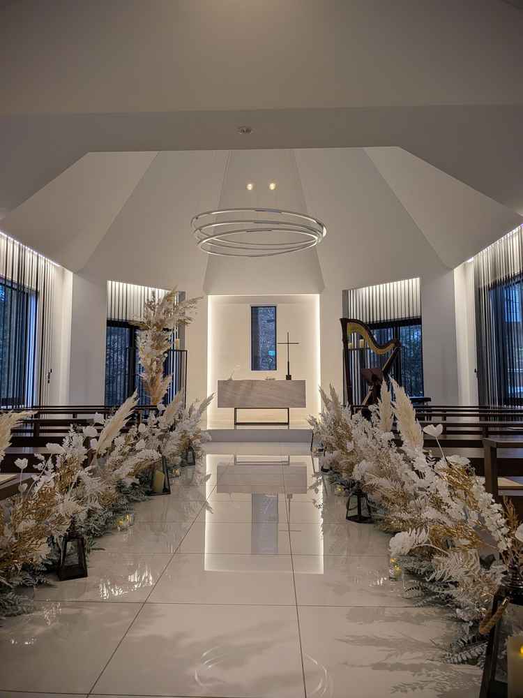 背が高い、開放感のあるチャペルです。大きすぎず、小さすぎずで、光の入り具合が素晴らしかったです。