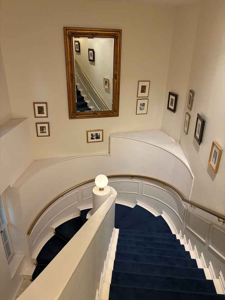 会場2階に向かう階段です。曲線が美しく見惚れました。